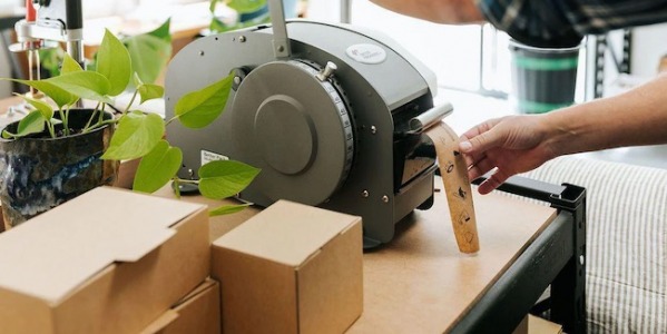 Nastro adesivo in carta gommata (o umettata): Cos’è, come si usa e perché è la scelta ideale per imballaggi professionali