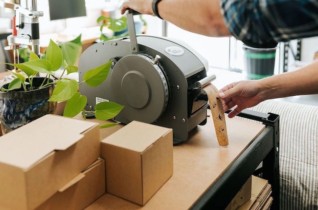 Nastro adesivo in carta gommata (o umettata): Cos’è, come si usa e perché è la scelta ideale per imballaggi professionali